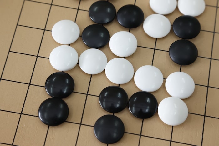 膨張色・収縮色の作用を利用した碁石のサイズとは？
