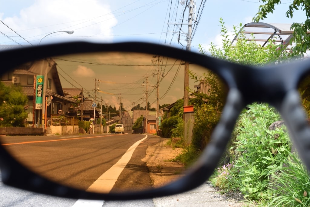 サングラス越しの視界の色が元に戻る理由は？