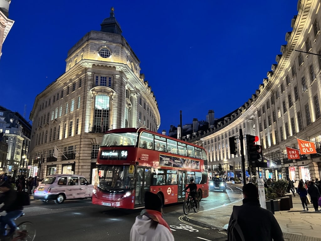 ロンドンのバスの色彩