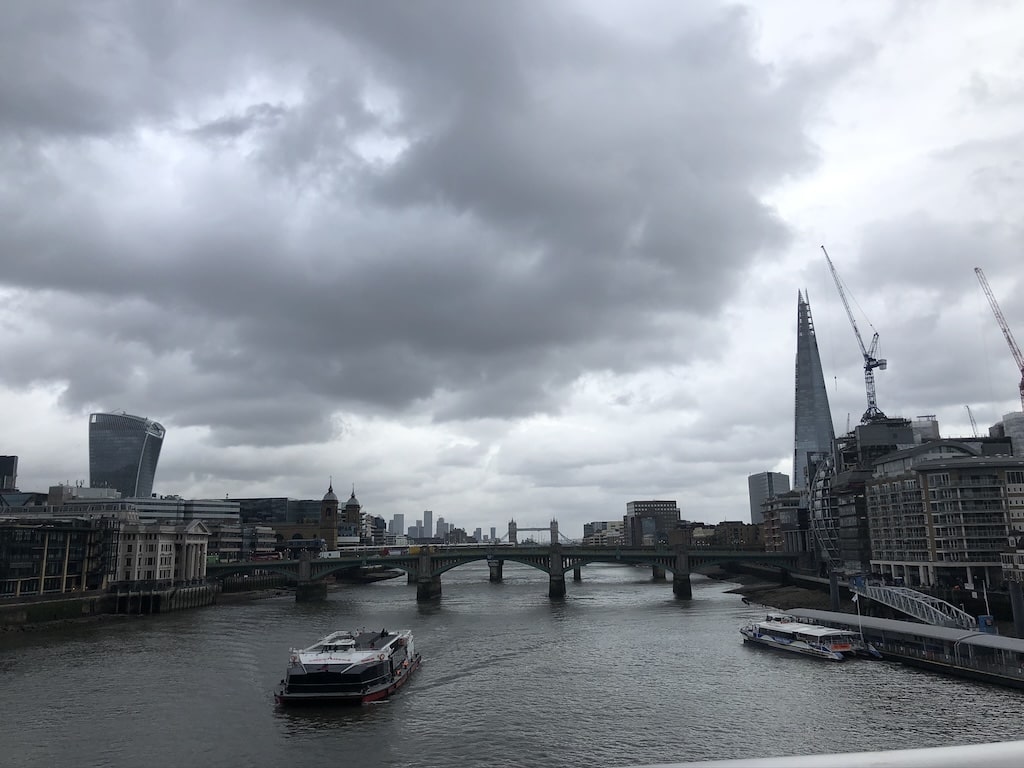ロンドンはなぜ灰色の曇り空が多い？