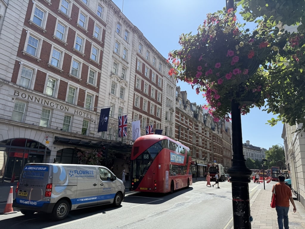 ロンドンのダブルデッカーの赤色と街路樹の緑
