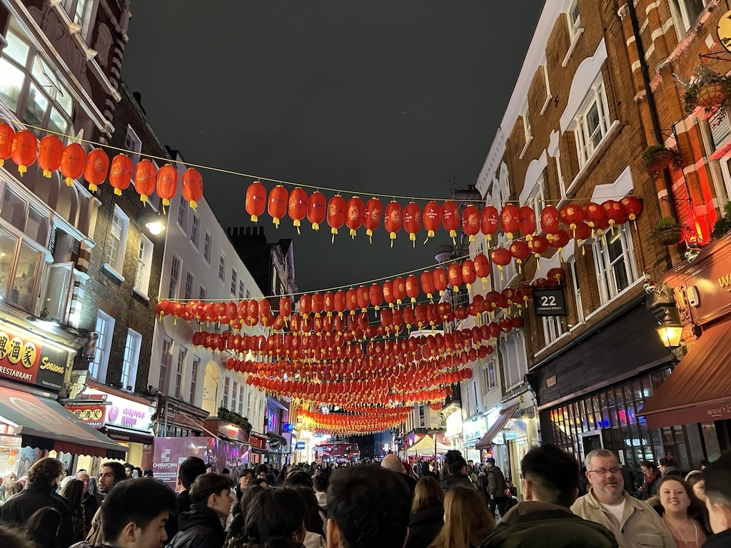 ロンドン・チャイナタウンの赤い提灯