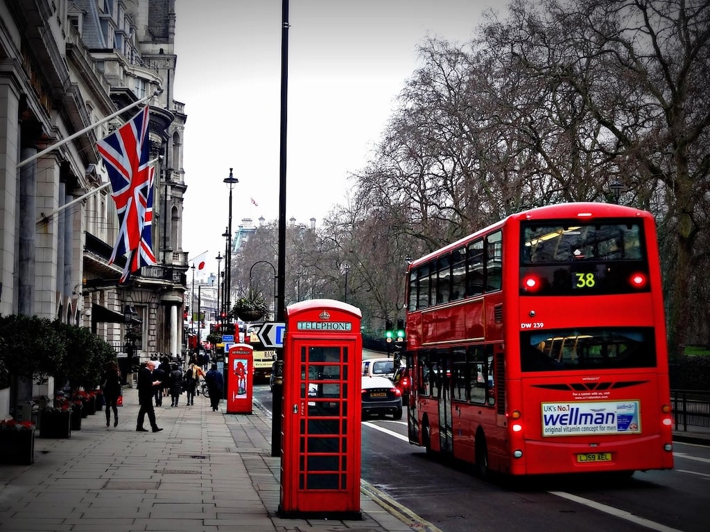 ロンドンのバスが赤い色なのはなぜ？