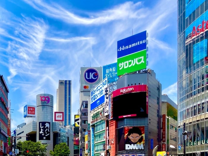 広告看板と色の対比の実例