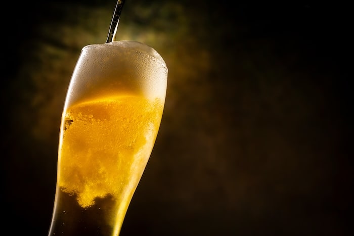 広告の色の対比の例（ビール）