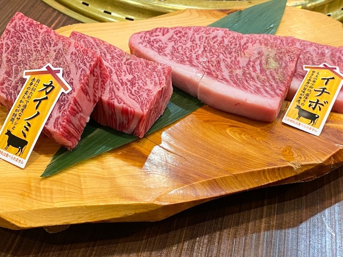 赤いお肉と緑の葉の色の対比