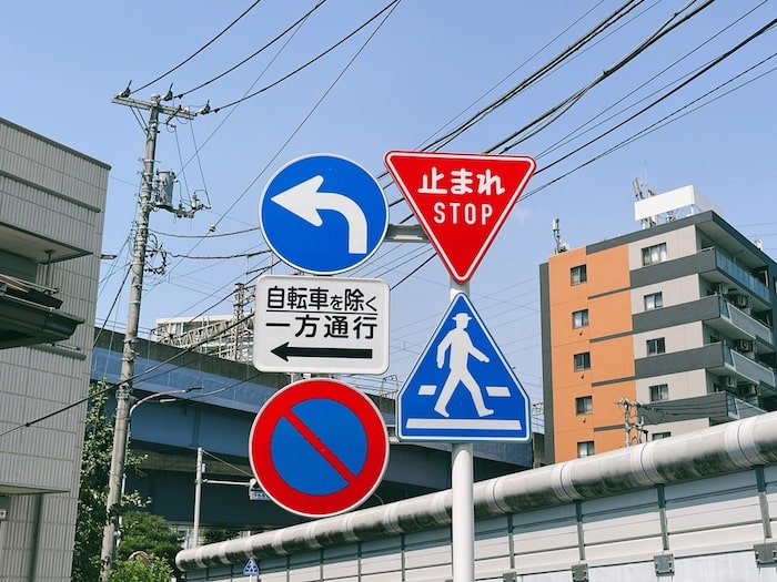 標識の色の対比効果の実例
