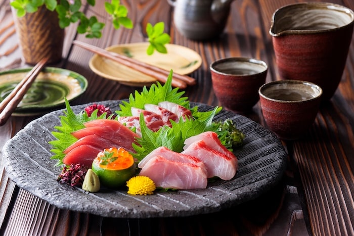 食事と色彩対比（赤身のお刺身と大葉の補色対比）