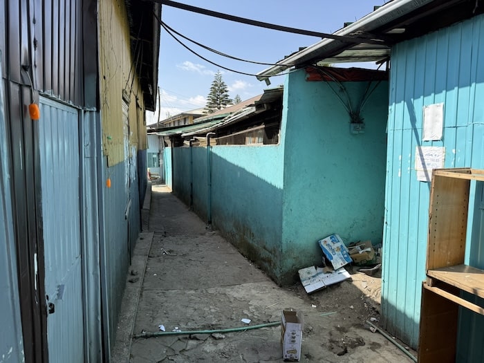 アディス・アベバの裏路地の色彩