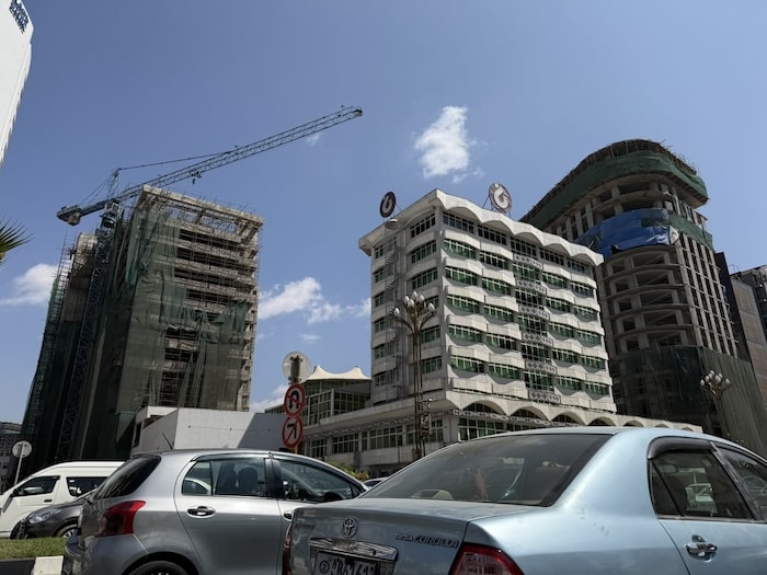 アディスアベバの街の建設中のビル