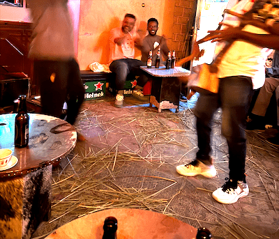 エチオピアで床に草が敷かれている理由は？