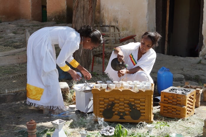 エチオピアのコーヒーセレモニーの様子